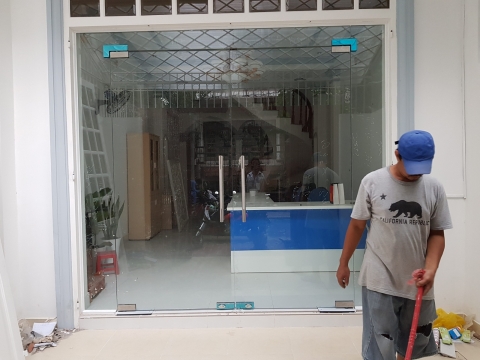 Cửa kính cường lực văn phòng