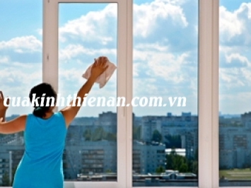 cách khắc phục cửa kính bị ố mốc