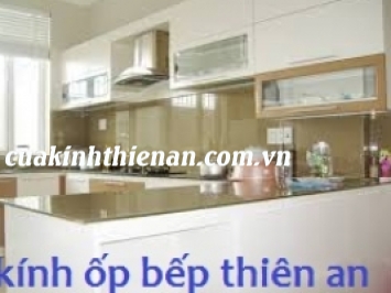 giúp căn bếp sạch đẹp hơn nhờ kính màu ốp bếp