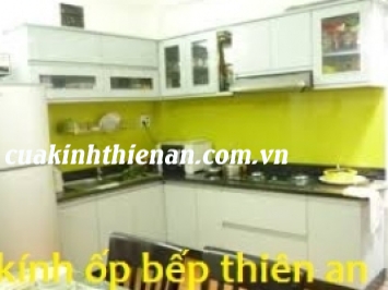 Ưu điểm của kính màu ốp bếp với bà nội trợ