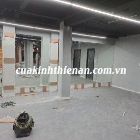 Vách kính giá rẻ – cách chọn đúng chuẩn