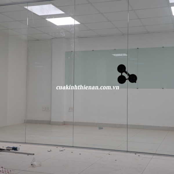 Báo Giá vách kính cường lực 10mm giá rẻ nhất Hà Nội