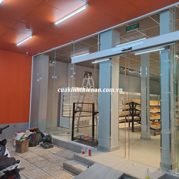 Báo Giá vách kính cường lực 10mm giá rẻ nhất Hà Nội