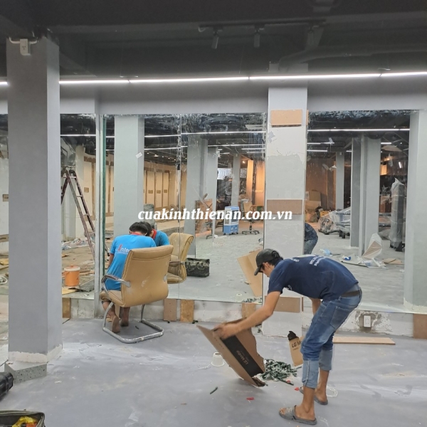 Vách kính giá rẻ – cách chọn đúng chuẩn