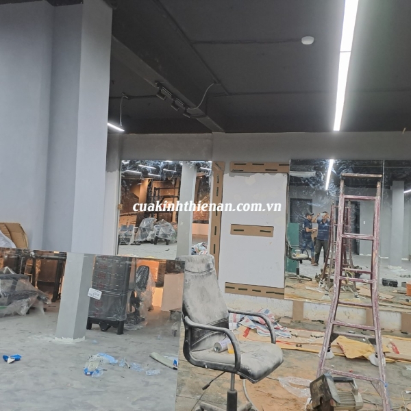 Vách kính giá rẻ – cách chọn đúng chuẩn