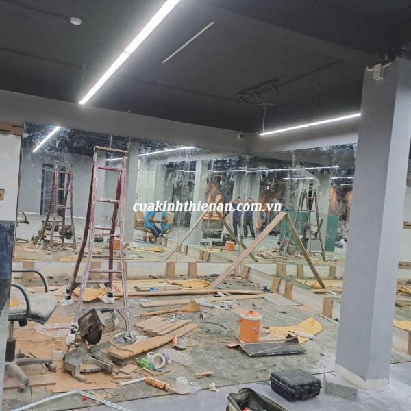 Vách kính giá rẻ – cách chọn đúng chuẩn