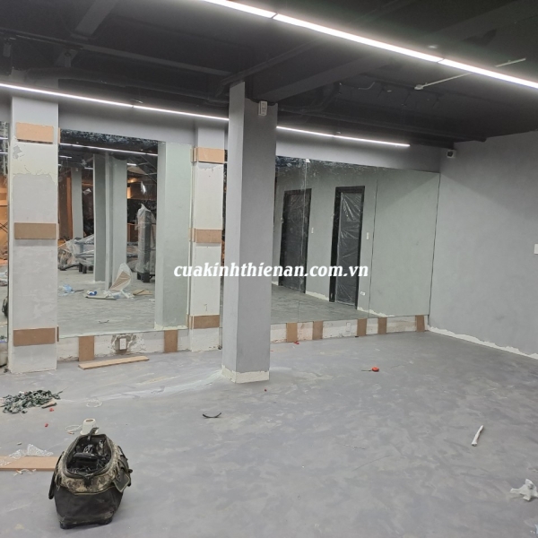 Vách kính giá rẻ – cách chọn đúng chuẩn